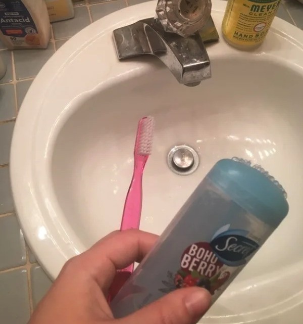 Mulher grávida quase escova os dentes com desodorante (Foto: Reprodução/BuzzFeed)
