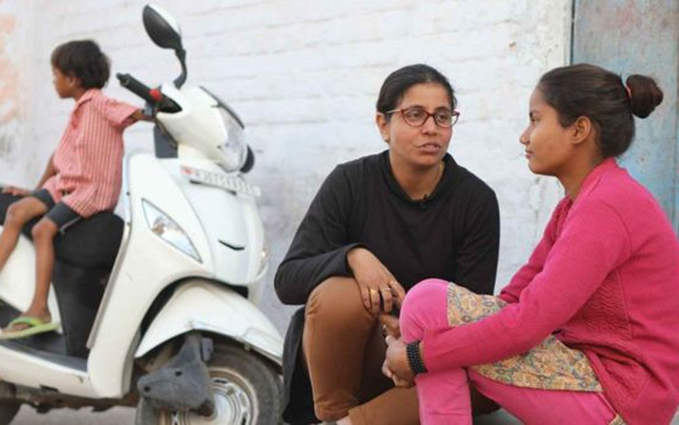 Preeti acaba ficando próxima das adolescentes que ajuda (Foto: Peter Leng/Neha Sharma/BBC)