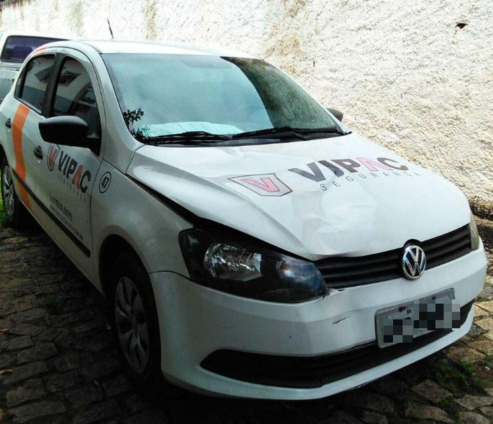 Criança foi atingida por carro de empresa de segurança logo após descer de ônibus na Bahia (Foto: Edvaldo Alves/Liberdadenews.com.br)