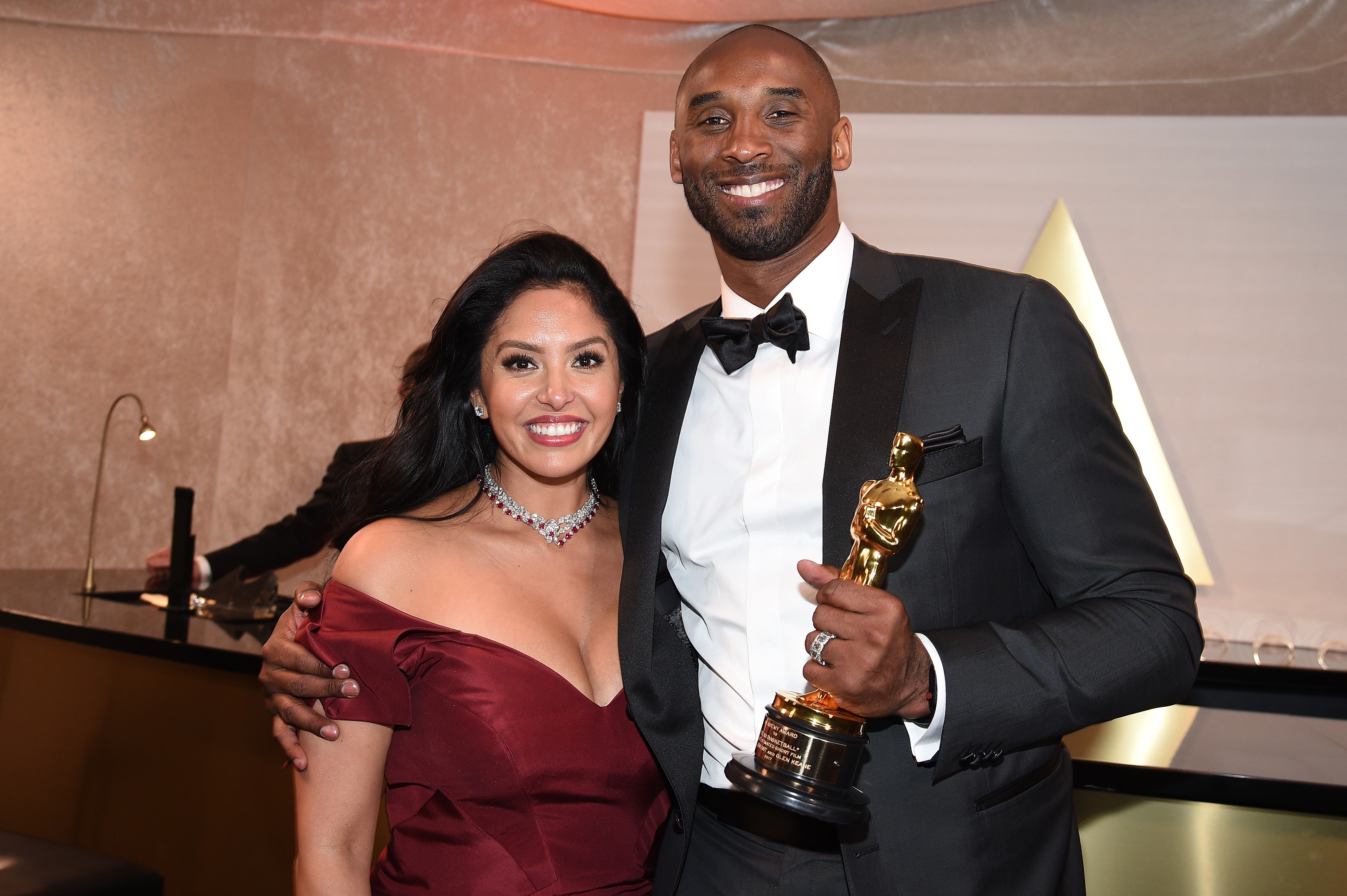 O ex-jogador de basquete Kobe Bryant e sua esposa, Vanessa, com o Oscar vencido por ele (Foto: Getty Images)