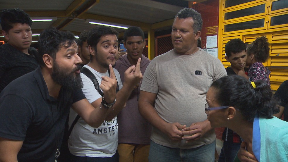 Discussão durante votação para definir militarização no CED 7 de Ceilândia — Foto: Reprodução/TV Globo