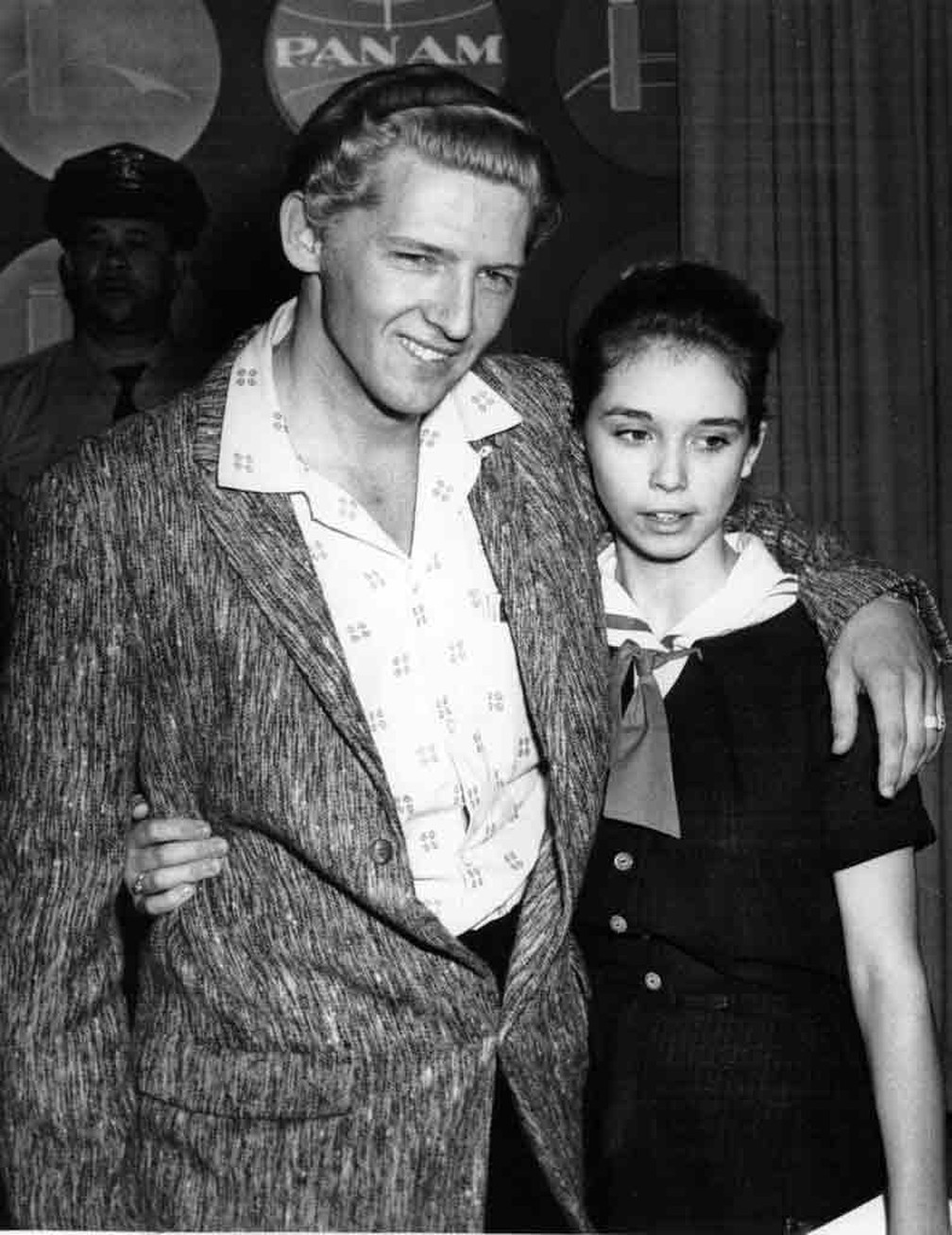 Em 1958, Jerry Lee Lewis aos 22 anos e Myrna Brown, 13 — Foto: Associated Press