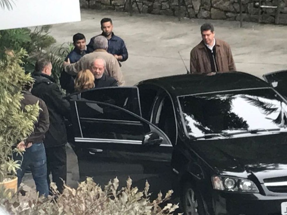 Lula estava acompanhado de seguranças e ficou uma hora no local, segundo funcionários (Foto: José Claudio Pimentel/G1)