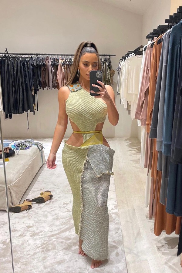 Vestido deixa Kim Kardashian em forma de ampulheta: cintura fina e quadril  largo - Moda - Extra Online