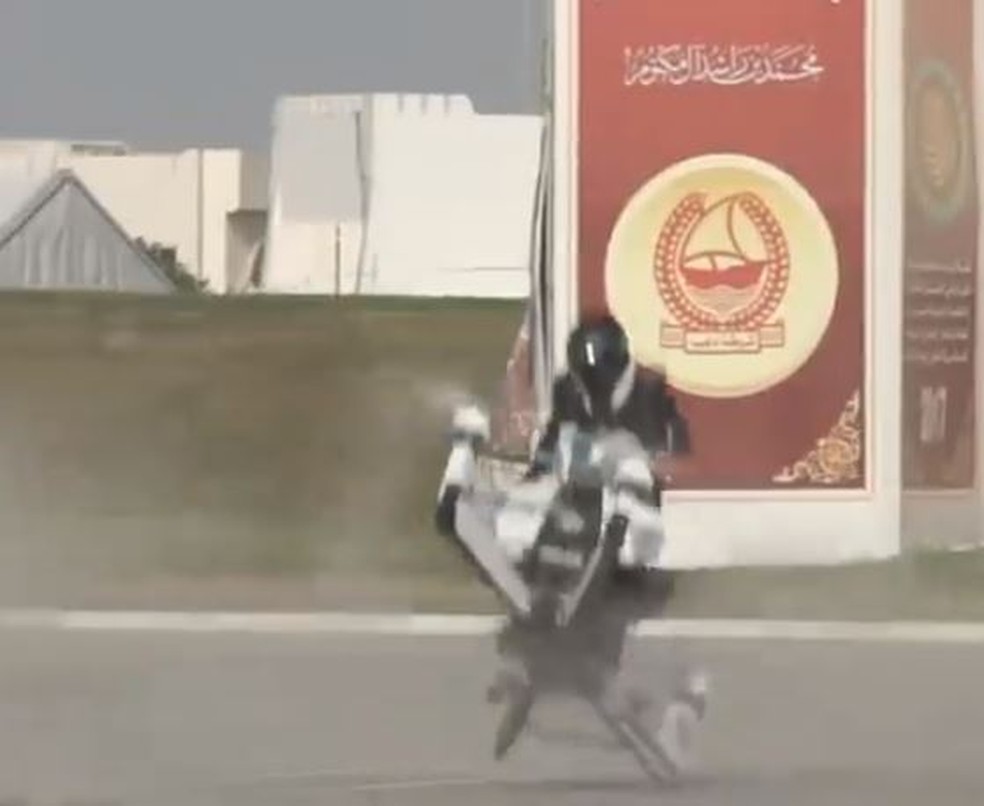 Moto voadora da Hoversurf caiu em Dubai; o piloto não se feriu — Foto: Reprodução/Youtube