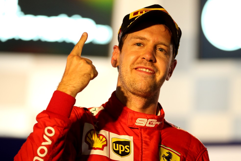 Sebastian Vettel e seu sinal característico nas vitórias: o número um com o indicador da mão direita — Foto: Charles Coates/Getty Images
