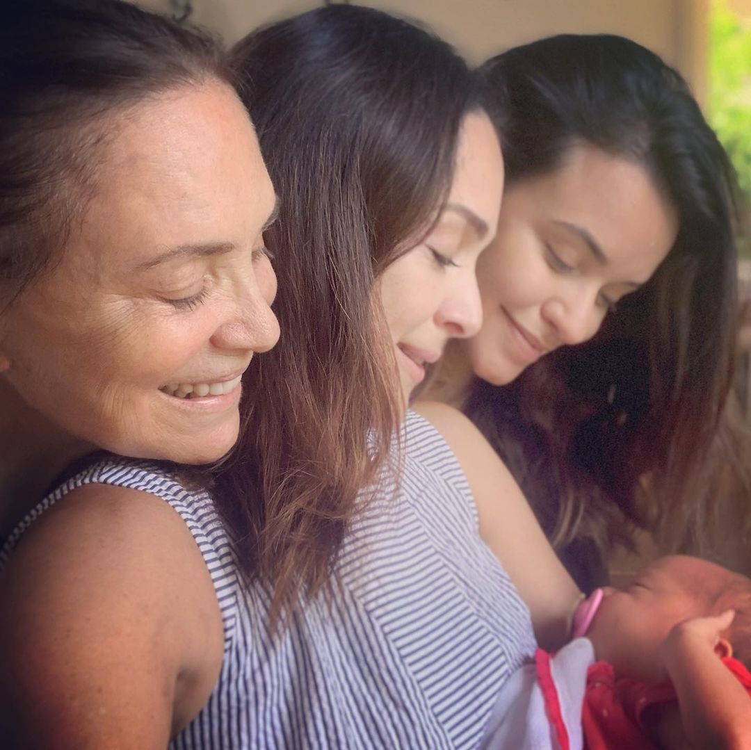 Gabriela e Regina Duarte se derretem com filha recém-nascida de Talita Younan (Foto: Reprodução/Instagram)