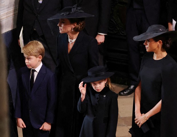 Kate, com os filhos, George e Charlotte, ao lado de Meghan Markle (Foto: Getty Images)
