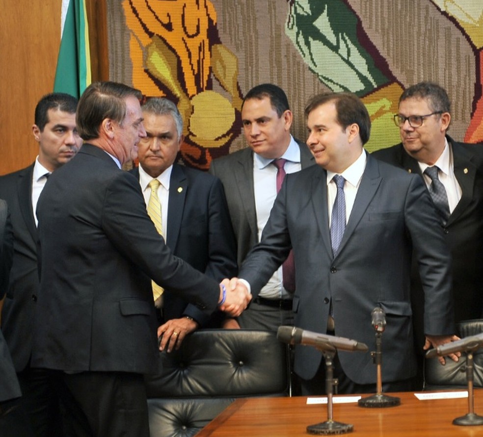 Presidente Jair Bolsonaro cumprimenta Rodrigo Maia, presidente da Câmara — Foto: J. Batista / Câmara dos Deputados