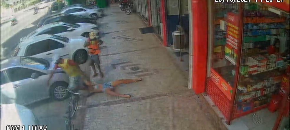 Vítima foi arrastada pela calçada pelo assaltante em Fortaleza — Foto: Reprodução