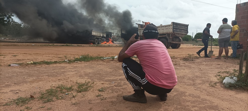 Motorista autônomo viu o caminhão ser queimado em Mossoró — Foto: Isaias Fernandes/TCM