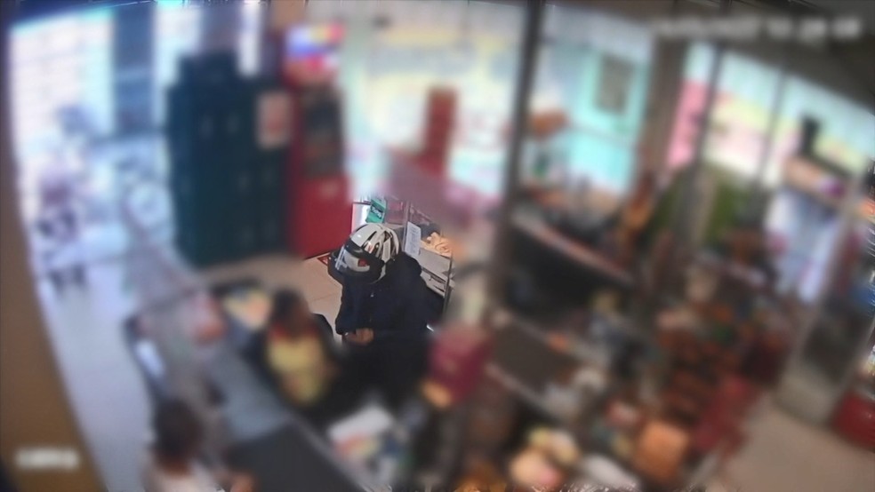Homem anunciou assalto em padaria, em Vila Velha, ES — Foto: Reprodução/TV Gazeta