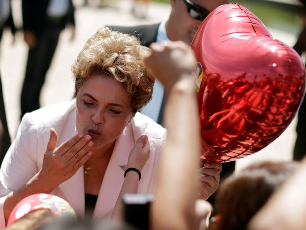 A presidente afastada Dilma Rousseff manda beijos para apoiadores durante sua saída do Palácio do Planalto, em Brasília (Foto: Ueslei Marcelino/Reuters)
