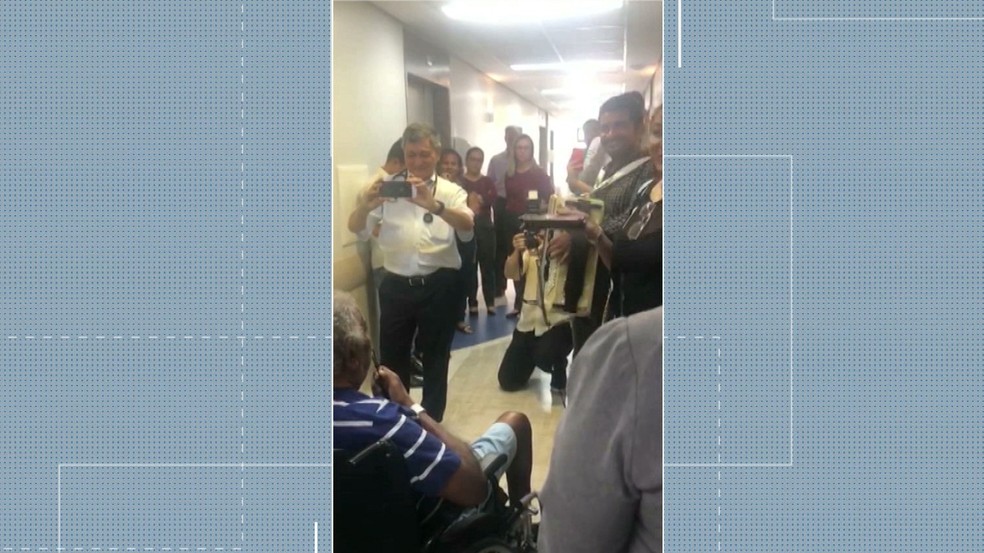 Pinto do Acordeon faz apresentaÃ§Ã£o em corredor de hospital, em JoÃ£o Pessoa â Foto: ReproduÃ§Ã£o/TV Cabo Branco