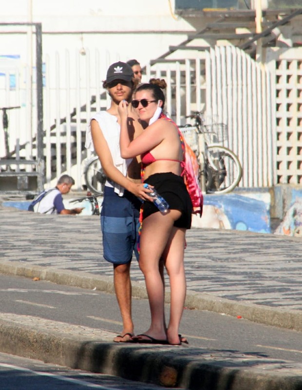 Felipe Poeta passeia com a namorada, Maria Eduarda, no Leblon (Foto: Daniel Delmiro/AgNews)