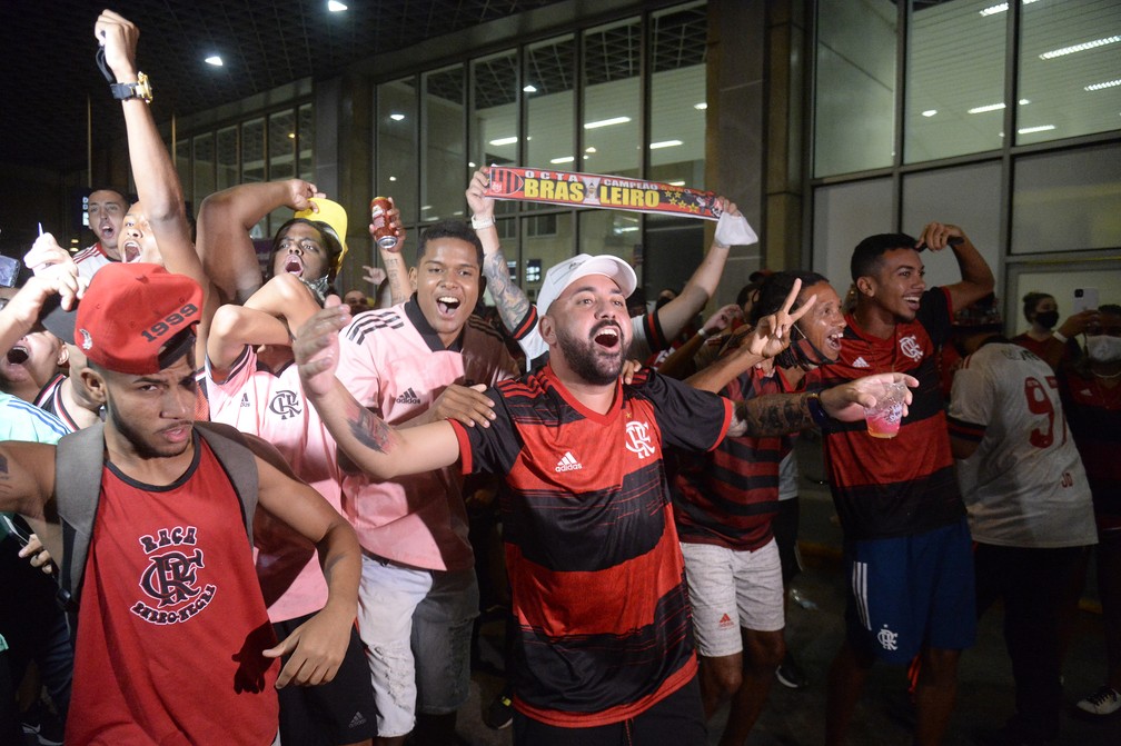 Torcedores se reúnem no aeroporto para receber o Flamengo após o título brasileiro — Foto: André Durão / ge