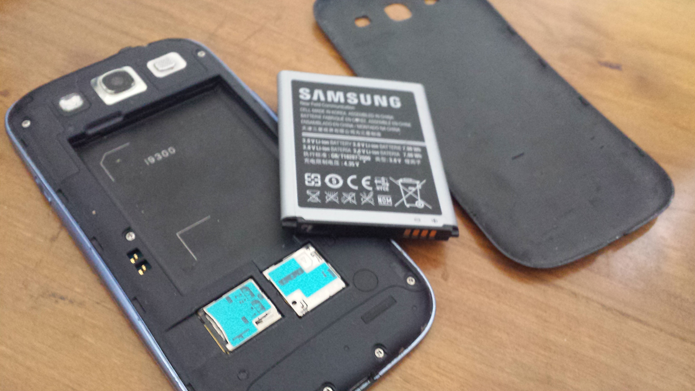 Uso de baterias removíveis, como nos antigos Galaxy S da Samsung, vai se tornando restrito a aparelhos mais baratos (Foto: Filipe Garrett/TechTudo)