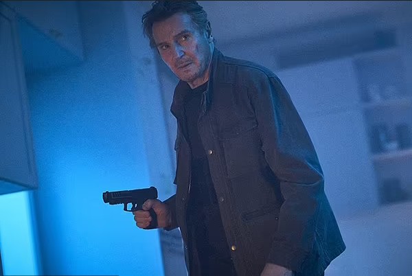 Liam Neeson em cena de Agente das Sombras (2022) (Foto: Reprodução)