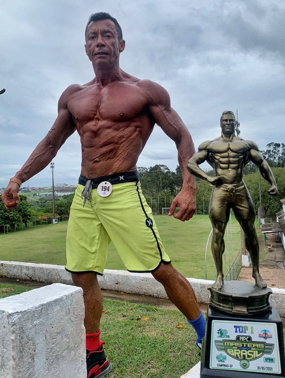 Francisco posa ao lado de troféu de primeiro lugar do Muscle Contest, disputado em Campinas (SP) — Foto: Francisco Brandão/Arquivo Pessoal