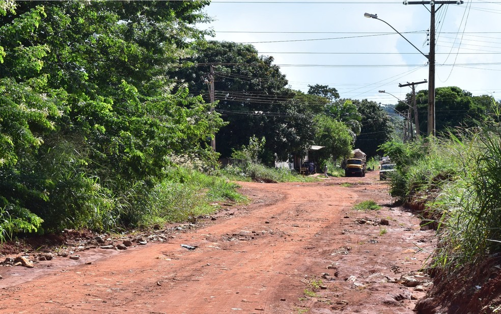 Avenida Tupinambás sem asfalto no bairro Jardim Petrópolis, em Goiânia:  pavimentação é um dos programas que podem ser afetados (Foto: Vanessa Chaves/G1)