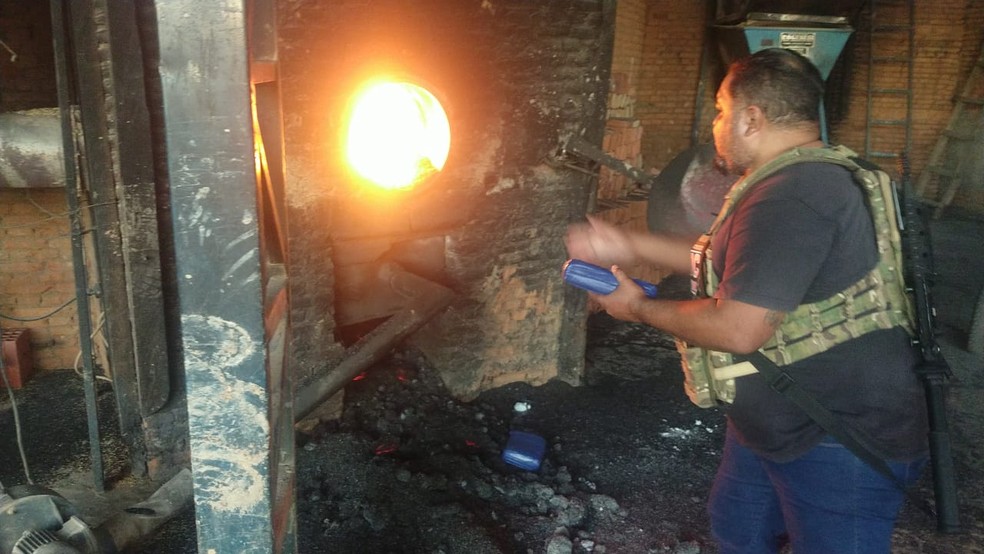 Foram incinerados mais de 900 quilos de drogas — Foto: Polícia Civil/Divulgação