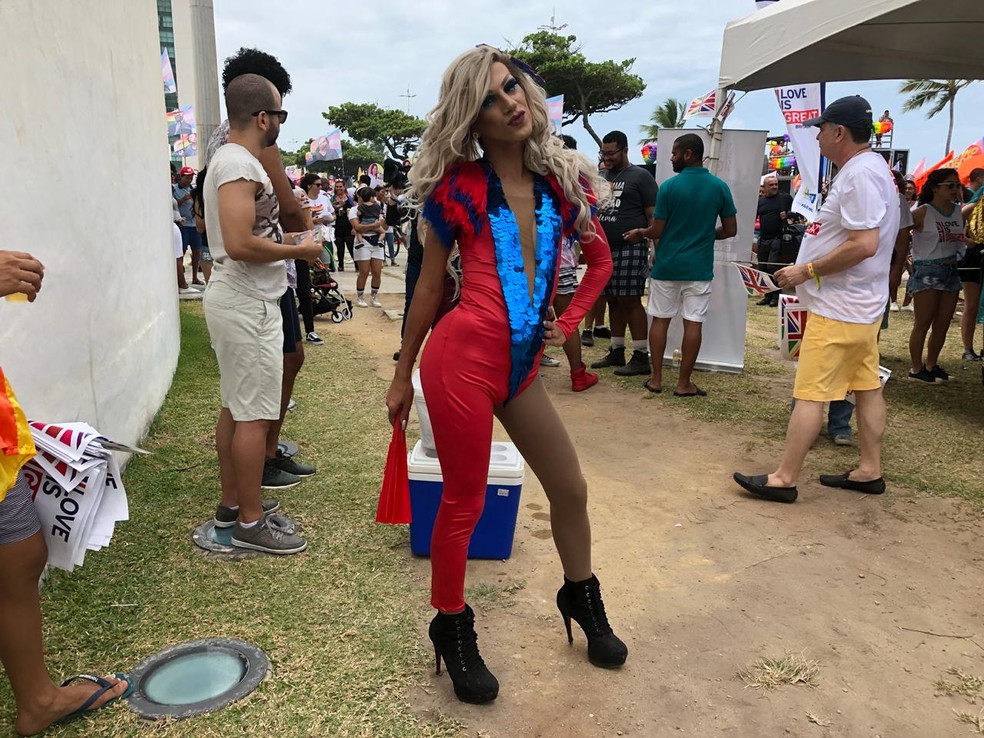  Tishane, de 22 anos, se fantasiou de David Bowie na Parada da Diversidade, no Recife — Foto: Pedro Alves/G1
