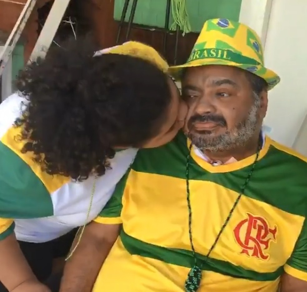 Arlindo Cruz ganha beijo da filha Flora em seu primeiro dia em casa após internação — Foto: Flora Cruz/ Arquivo pessoal