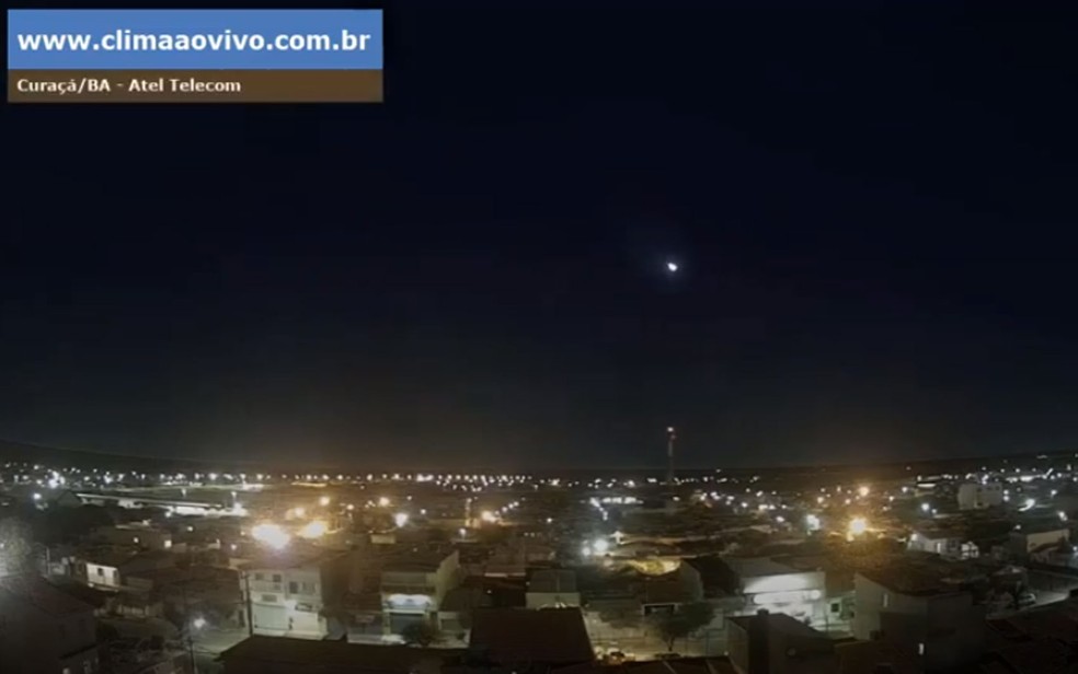 Meteoro é visto em cidade da Bahia — Foto: Reprodução/Youtube/climaaovivo.com.br/Bramon
