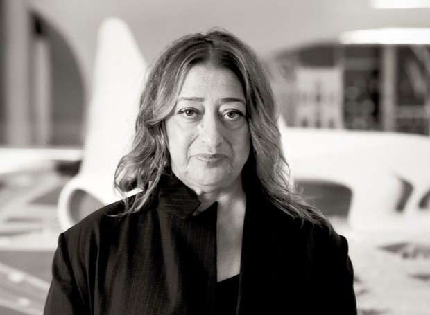 Zaha Hadid ficou reconhecida por explorar o espaço e por usar formas orgânicas e singulares. (Foto: Aquila Style/ Reprodução)