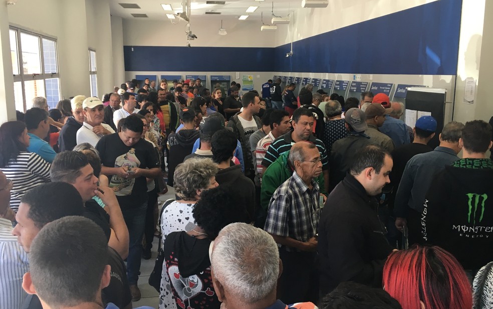 Trabalhadores lotaram agências da Caixa no ano passado para sacar saldo de contas inativas do FGTS (Foto: Vitor Santana/G1)