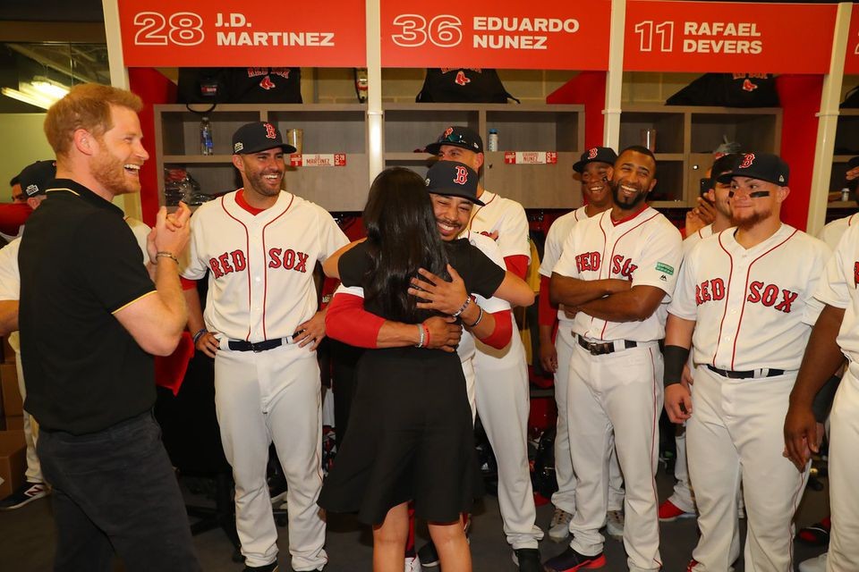 Mookie Betts e Meghan Markle se abraçaram antes do início do jogo Red Sox-Yankees de sábado, em Londres (Foto: MAJOR LEAGUE BASEBALL)