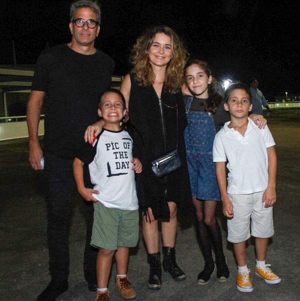 Cláudia Abreu e José Henrique Fonseca com os filhos Felipa, José e Pedro (Foto: Marcos Ferreira/Brazil News)