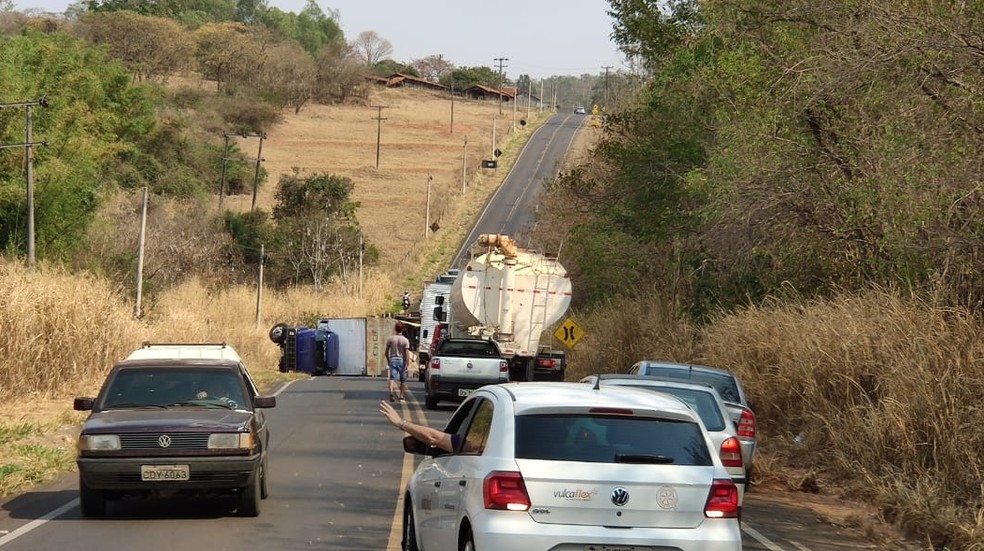 Acidente envolvendo caminhões na vicinal entre Tupã e Bastos (SP) causou trânsito no local. Pista foi interditada. — Foto: Tupaense Notícias/ Divulgação
