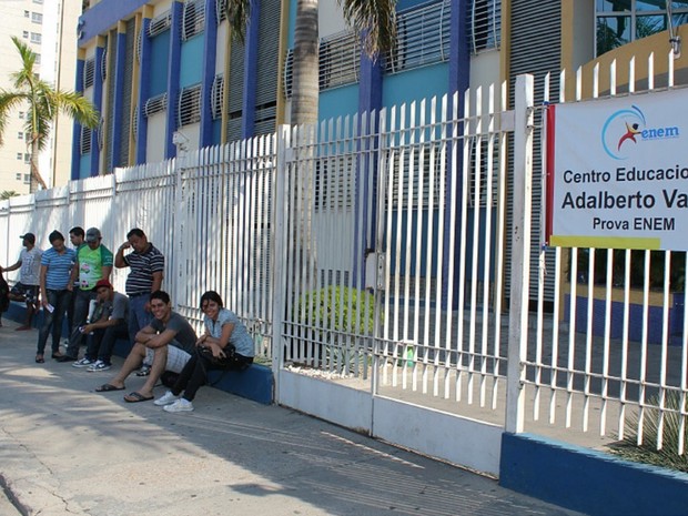  Em escola da Zona Centro-Sul de Manaus, capital do Amazonas, estudantes formavam fila desde as 7h30 do sábado (3) para fazer a avaliação do Enem (Foto: Adneison Severiano/G1 AM)