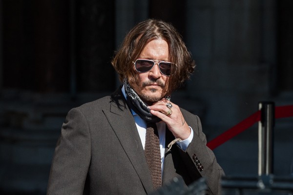 Atriz Amber Heard divulga foto de Johnny Depp 'apagado' e coberto
