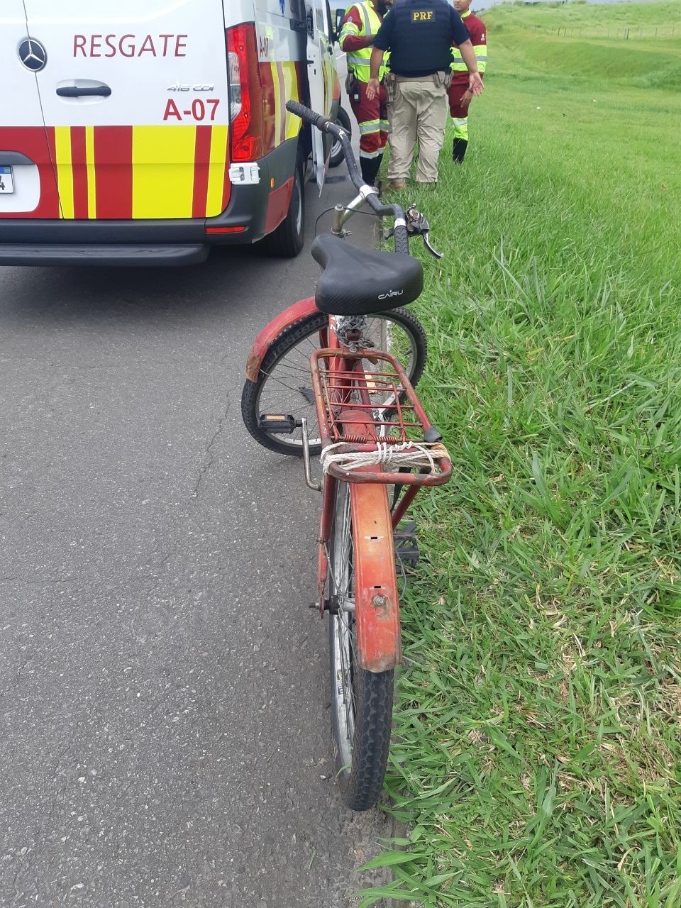 Idoso fica gravemente ferido ao cair de bicicleta na Via Dutra, em Itatiaia