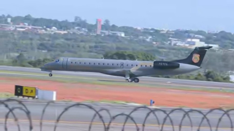Avião da PF decola de aeroporto em Brasília com destino ao Ceara — Foto: TV Globo/Reprodução