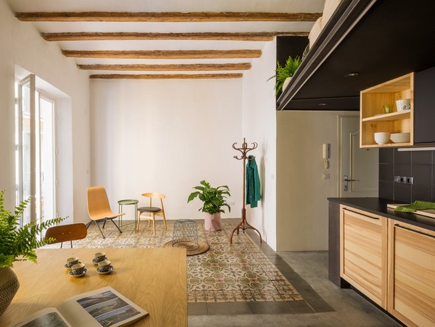 Décor do dia: cozinha combina papel de parede e plantas para criar efeito visual poderoso (Foto: Yago Partal / Divulgação)