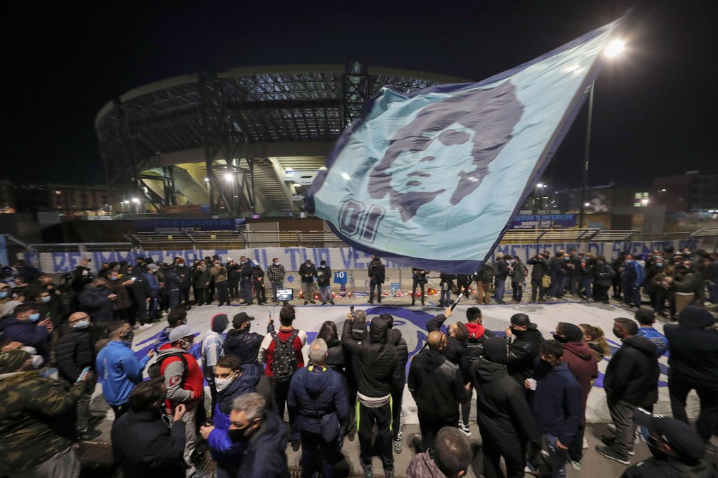 Centenas de fãs foram ao estádio San Paolo, em Nápoles, para prestar tributo a Maradona. Prefeito da cidade diz que estádio será rebatizado com nome do craque — Foto: Salvatore Laporta/AP Photo