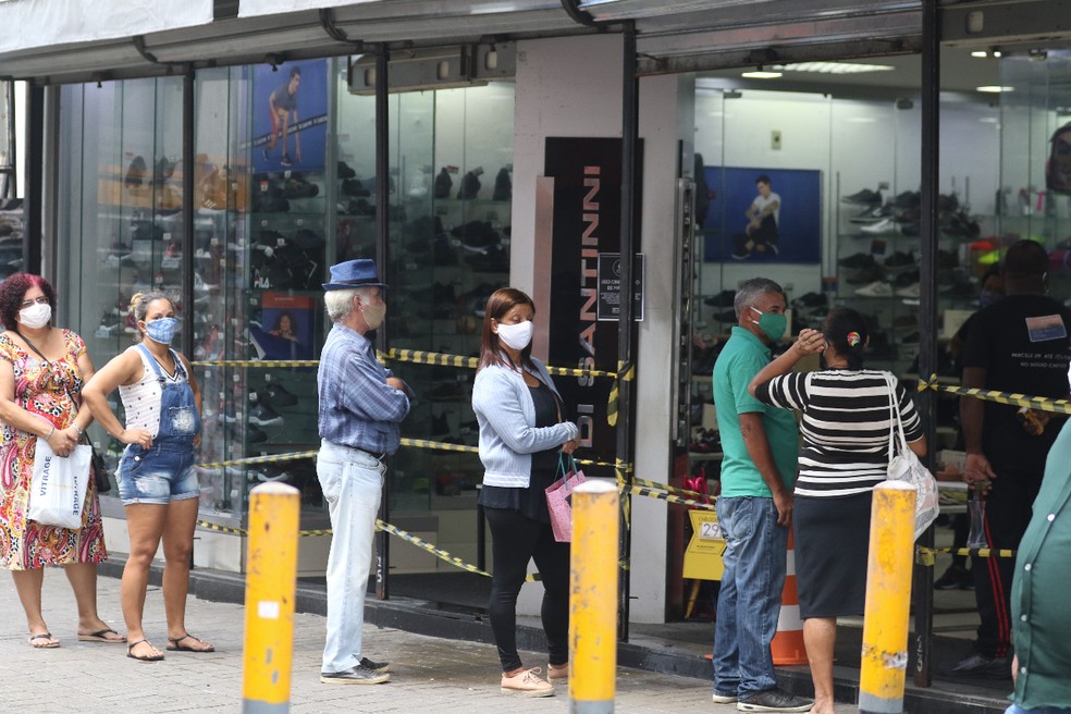 Clientes usam máscaras e aguardam em fila para entrar em loja no Centro do Recife — Foto: Marlon Costa/Pernambuco Press