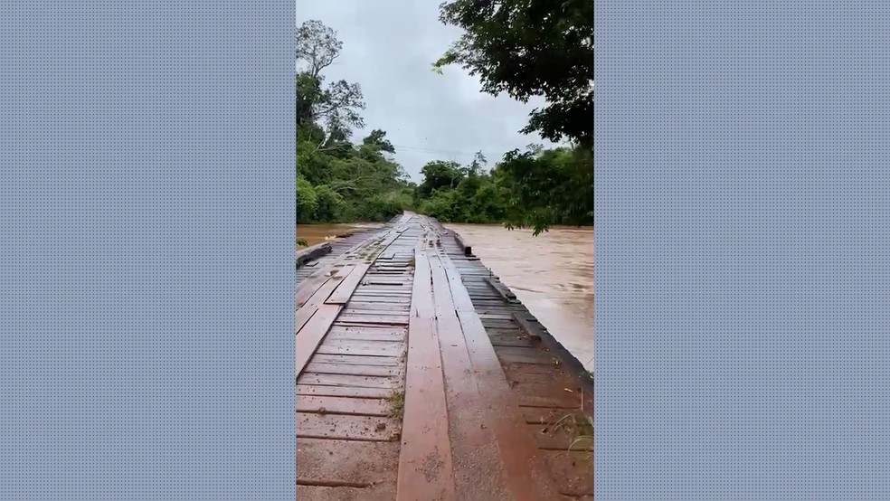 Ponte em Chupinguaia foi atingida pelo nível da água — Foto: Reprodução/Rede Amazônica
