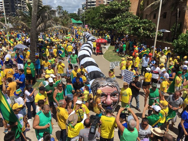 Manifestação em Maceió tem jararaca gigante com a cabeça do ex-presidente Lula (Foto: Pedro Neto / G1)