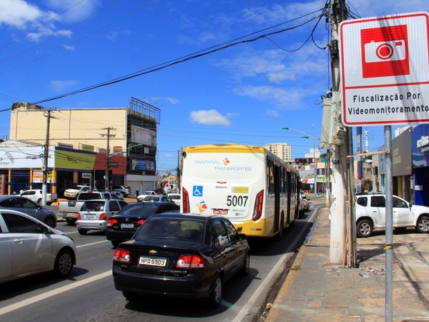 Placas que sinalizam a fiscalização das vias já foram instaladas (Foto: Luiz Alves/Secom-Cuiabá)