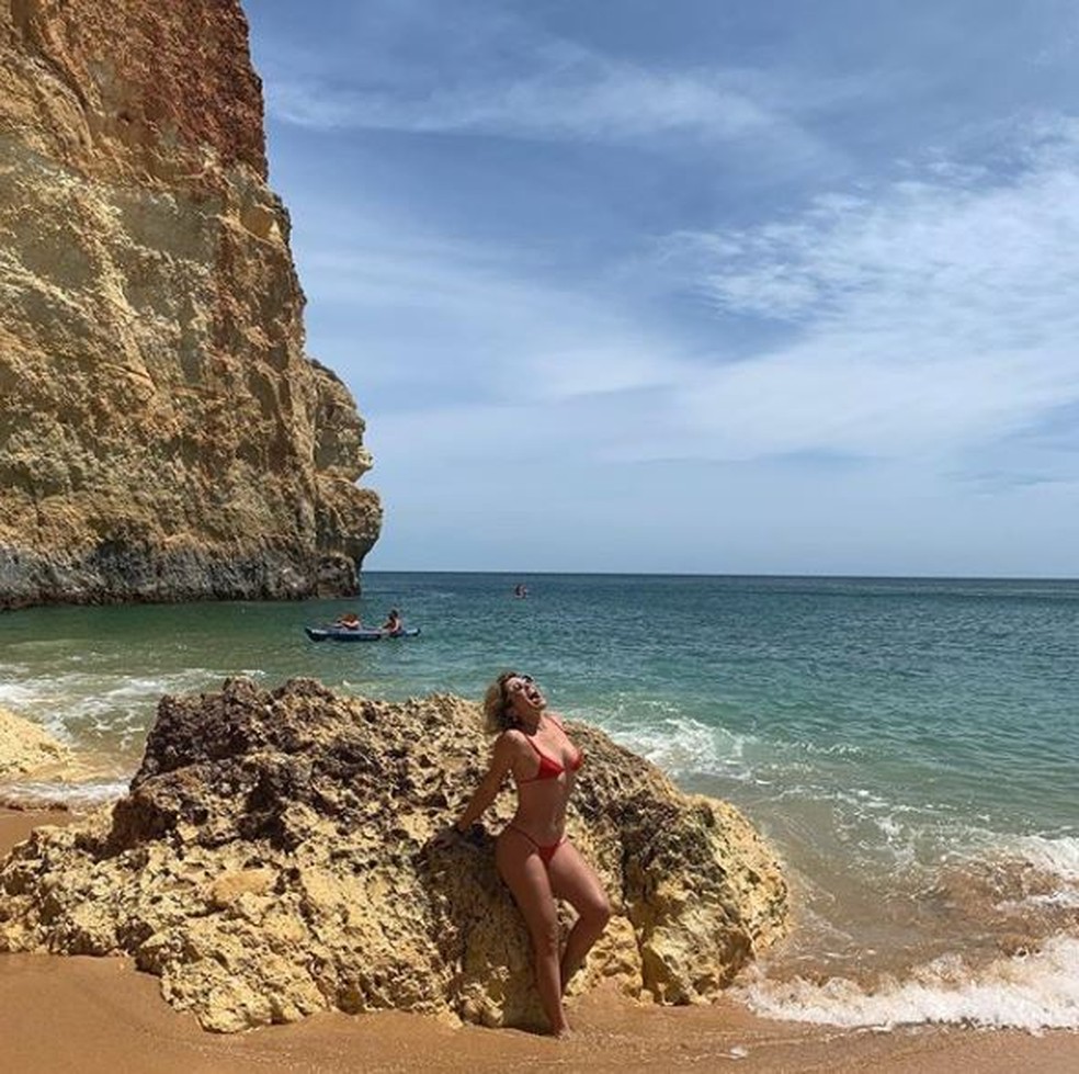 Flávia Alessandra exibiu a boa forma em praia de Portugal — Foto: Reprodução/Instagram