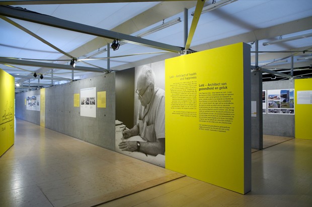 Painel sobre o trabalho de Lelé no NAI - Instituto Holandês de Arquitetura, em Roterdã (Foto: Divulgação/Carel van Hees)