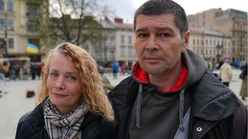 Olena e Oleksandr na relativa segurança de Lviv, depois de escapar de Mariupol (Foto: BBC News)