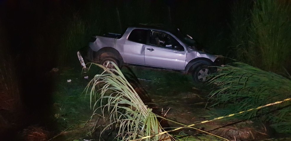 Com a força do impacto os veículos foram parar no mato (Foto: Divulgação/Polícia Rodoviária Federal)