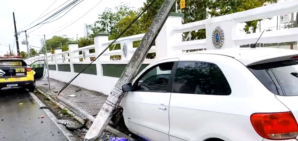 Carro derrubou poste na avenida Hermes da Fonseca, em Natal — Foto: Inter TV Cabugi