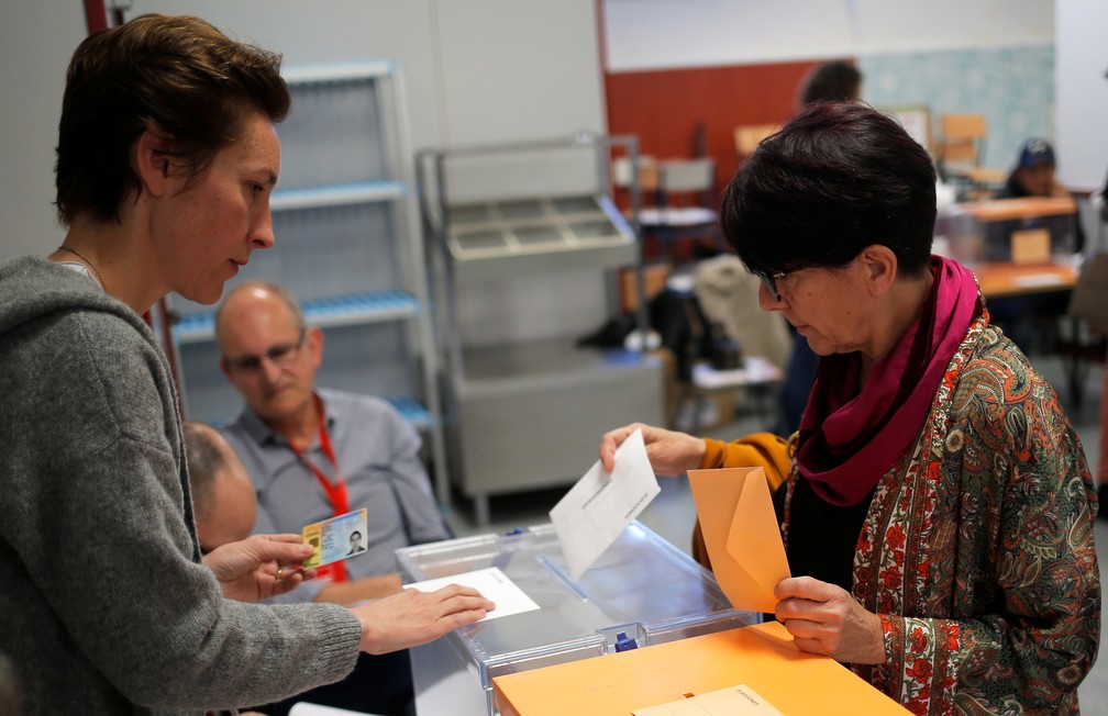 Mulher lança seu voto em um colégio eleitoral em Madrid, na Espanha — Foto: Jon Nazca/Reuters