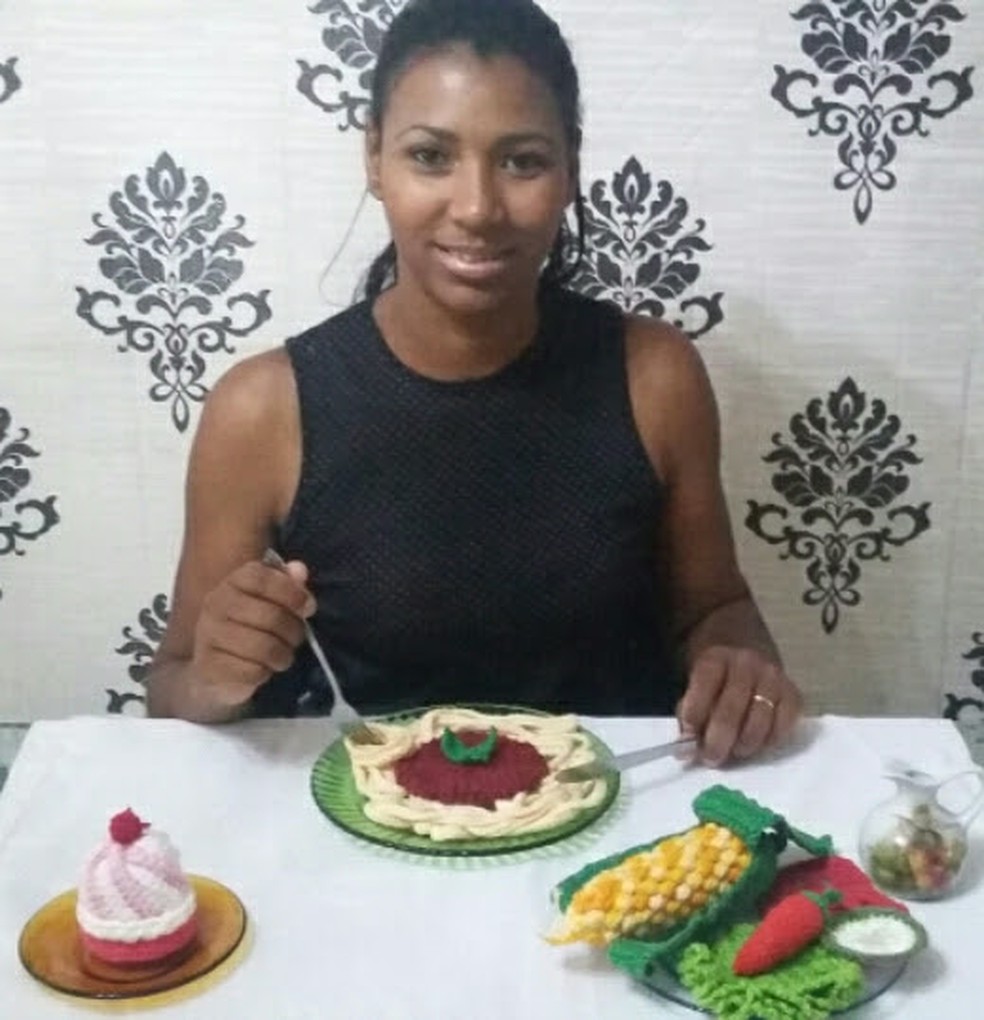 Luciana e os alimentos de crochê que fez para uma exposição — Foto: Fernando Cortez/Arquivo pessoal